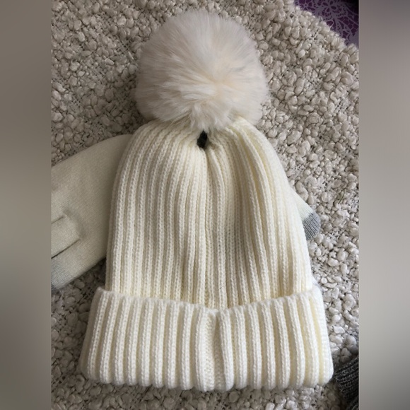 New with tags Toque and Gloves set - Picture 2 of 3